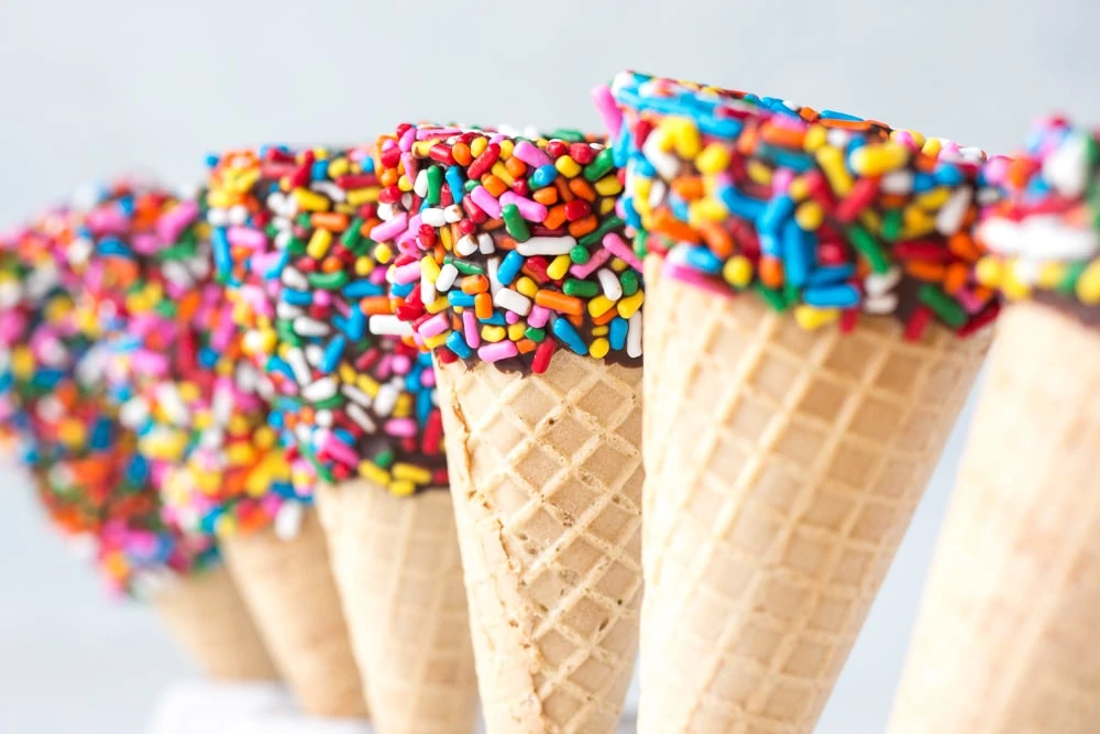 Conos de Gofres De Helado Bañados En Chocolate Con Chispas